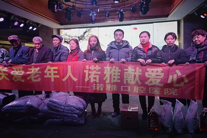 不忘初心 牢記使命主題教育活動之黨旗在我心中!扶貧永遠在路上!